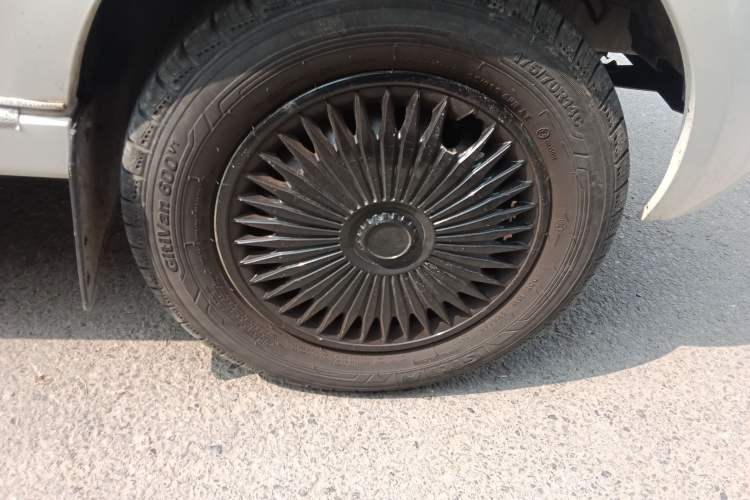 Used Sunlong DST 5 2021 All-Electric Van with 41.86 kWh Right Front Wheel Hub