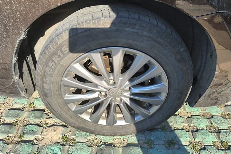 Used Suzuki Alivio 2015 1.6L Manual Comfort Model Right Front Wheel Hub
