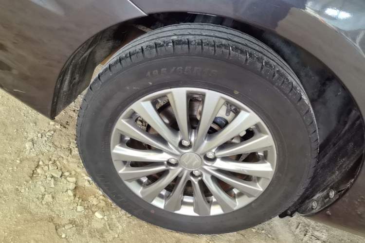 Used Suzuki Alivio 2015 1.6L Automatic Comfort Model Right Rear Wheel Hub