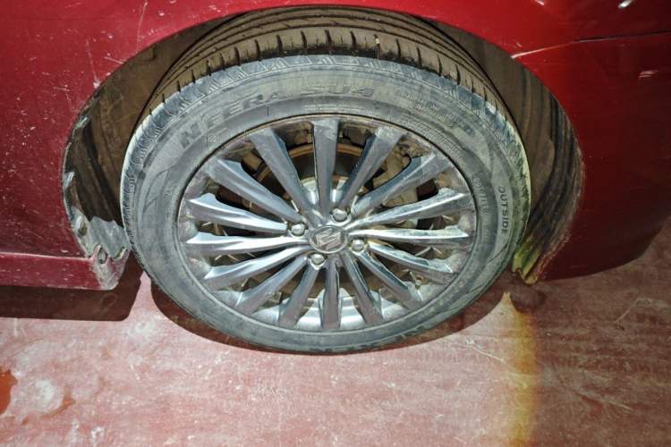 Used Suzuki Alivio 2015 1.6L Automatic Luxury Model Right Front Wheel Hub