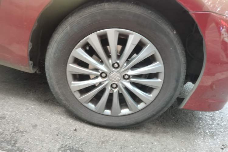 Used Suzuki Alivio 2015 1.6L Manual Comfort Model Right Front Wheel Hub