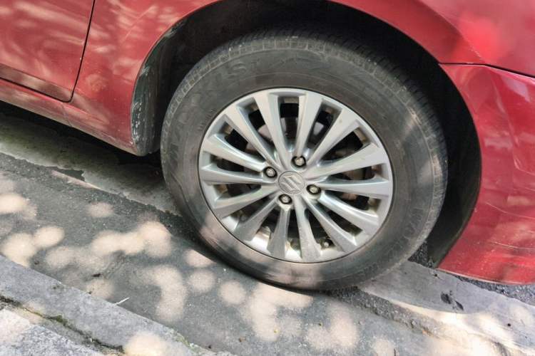 Used Suzuki Alivio 2015 1.6L Manual Comfort Model Right Front Wheel Hub