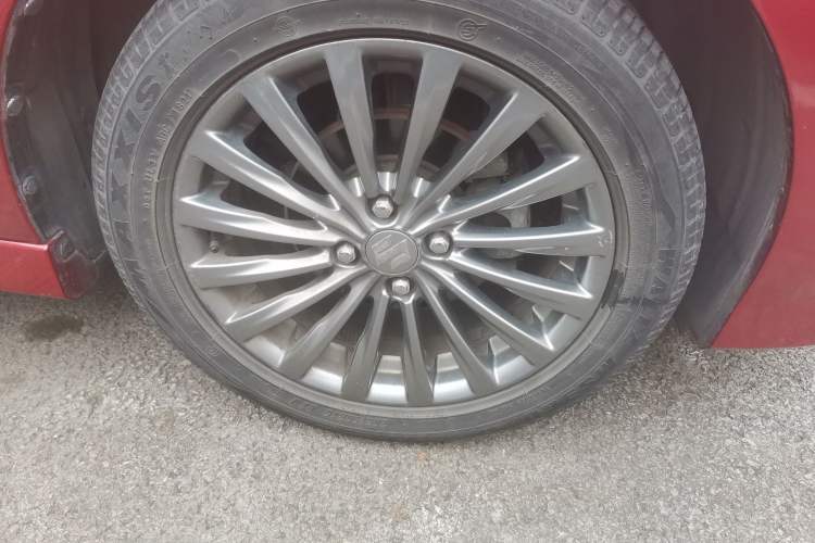 Used Suzuki Alivio 2015 1.6L Automatic Luxury Model Right Front Wheel Hub