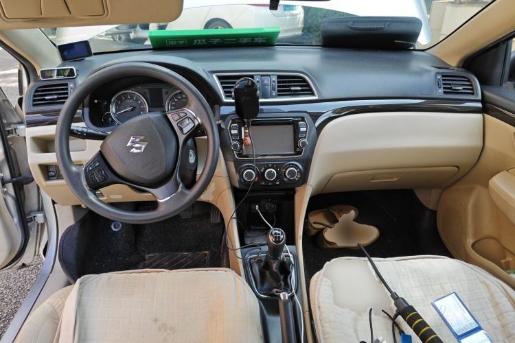 Used Suzuki Alivio 2015 1.6L Manual Comfort Model Center Console