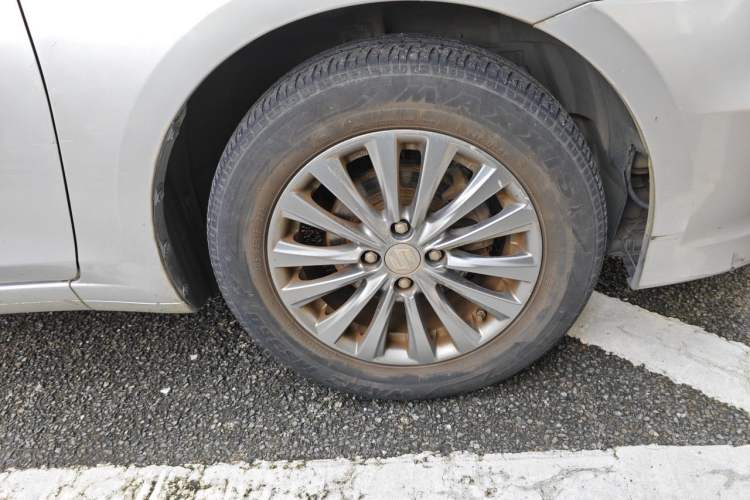 Used Suzuki Alivio 2015 1.6L Manual Comfort Model Right Front Wheel Hub