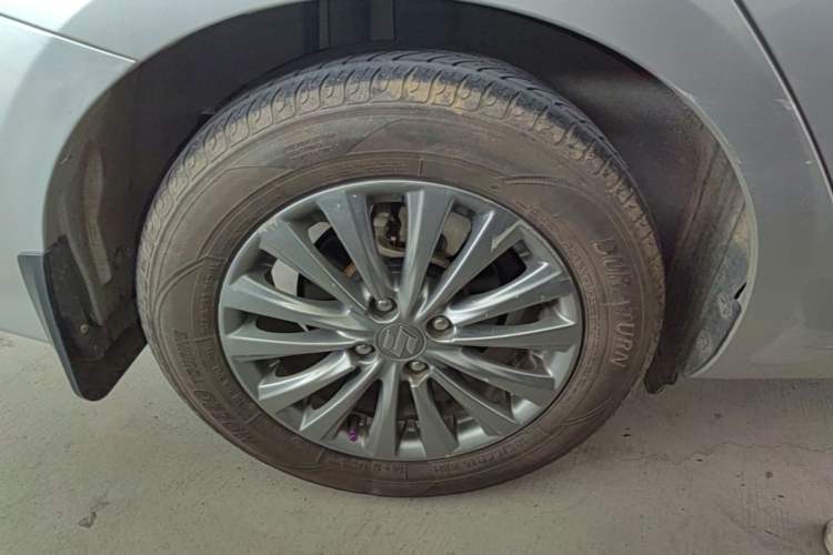 Used Suzuki Alivio 2015 1.6L Automatic Comfort Model Right Rear Wheel Hub