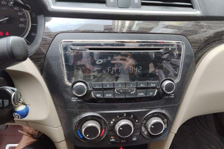 Used Suzuki Alivio 2015 1.6L Manual Comfort Model Audio And AC Panel