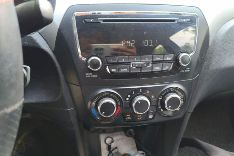 Used Suzuki Alivio 2015 1.6L Manual Comfort Model Audio And AC Panel