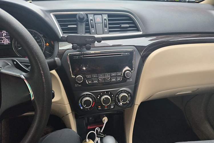 Used Suzuki Alivio 2015 1.6L Automatic Comfort Model Audio And AC Panel