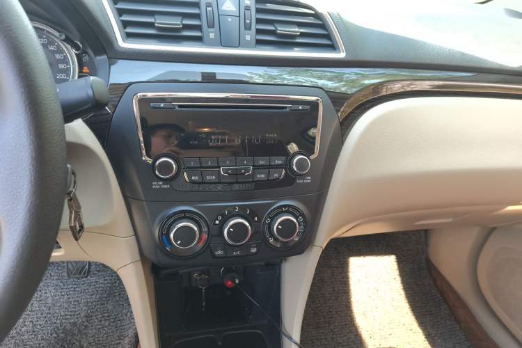 Used Suzuki Alivio 2015 1.6L Manual Comfort Model Audio And AC Panel