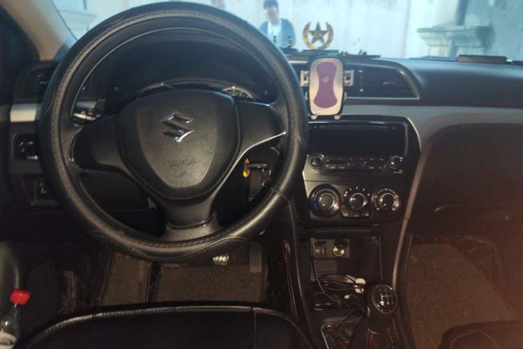 Used Suzuki Alivio 2015 1.6L Manual Comfort Model Center Console