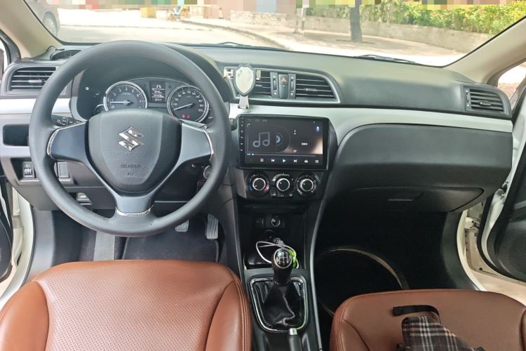 Used Suzuki Alivio 2015 1.6L Manual Comfort Model Center Console
