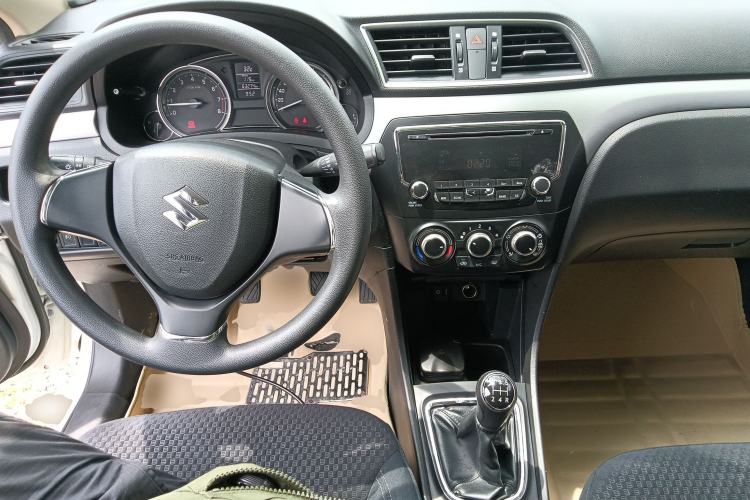 Used Suzuki Alivio 2015 1.6L Manual Comfort Model Center Console