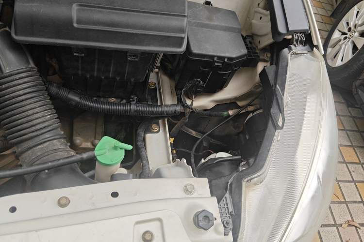 Used Suzuki Alivio 2015 1.6L Manual Comfort Model Engine Bay Left