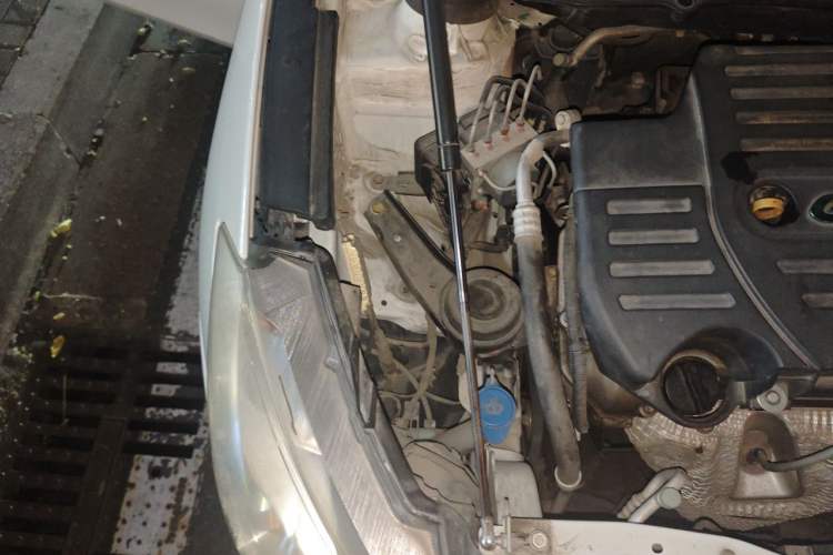 Used Suzuki Alivio 2015 1.6L Manual Comfort Model Engine Bay Right