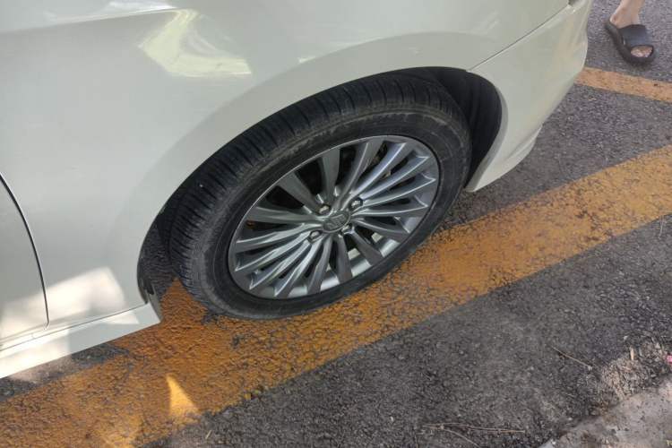 Used Suzuki Alivio 2015 1.6L Automatic Luxury Model Right Front Wheel Hub