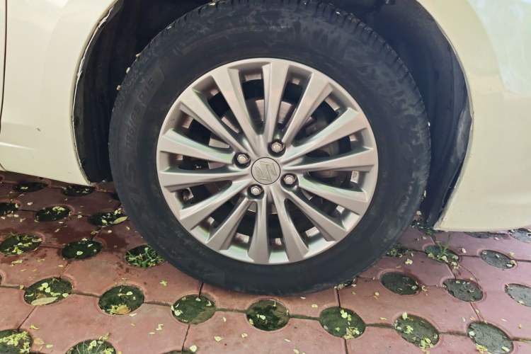 Used Suzuki Alivio 2015 1.6L Automatic Comfort Model Right Front Wheel Hub