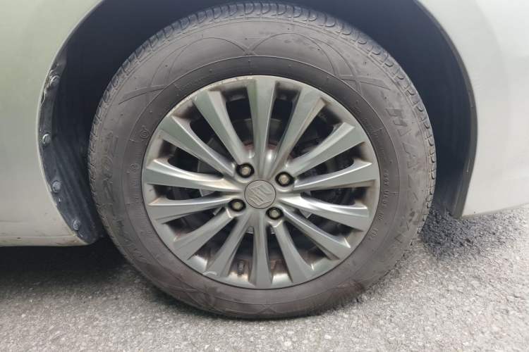 Used Suzuki Alivio 2015 1.6L Manual Comfort Model Right Front Wheel Hub
