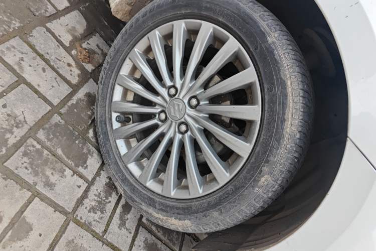 Used Suzuki Alivio 2015 1.6L Automatic Luxury Model Right Front Wheel Hub