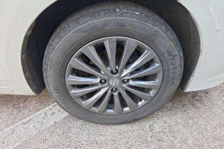 Used Suzuki Alivio 2015 1.6L Manual Comfort Model Right Front Wheel Hub