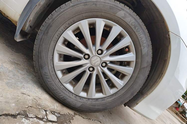 Used Suzuki Alivio 2015 1.6L Manual Comfort Model Right Front Wheel Hub