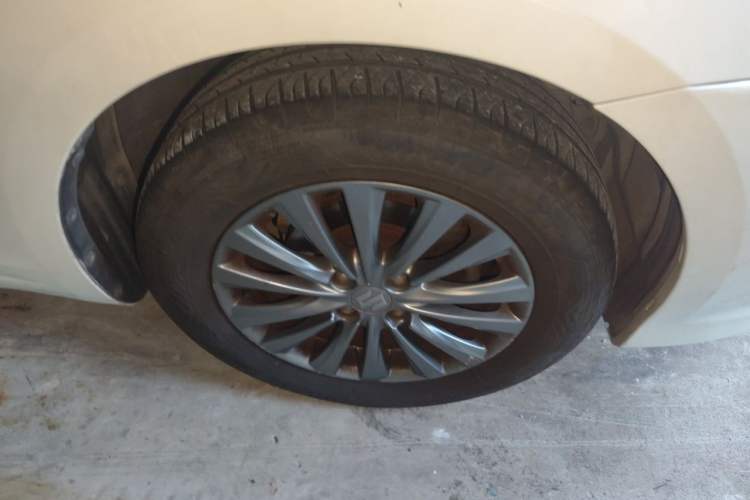 Used Suzuki Alivio 2015 1.6L Manual Comfort Model Right Front Wheel Hub