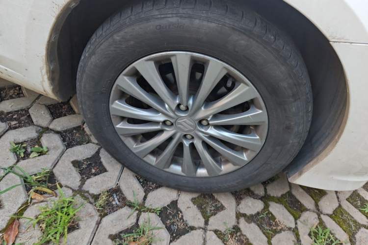 Used Suzuki Alivio 2015 1.6L Manual Comfort Model Right Front Wheel Hub