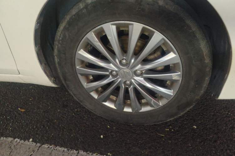 Used Suzuki Alivio 2015 1.6L Manual Comfort Model Right Front Wheel Hub