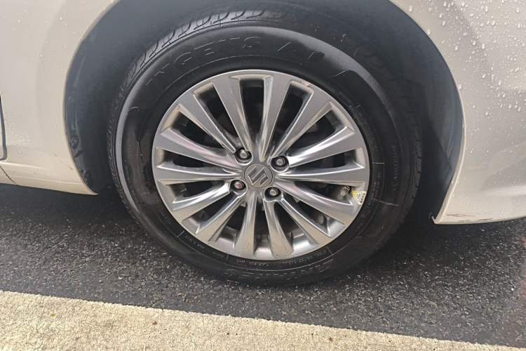Used Suzuki Alivio 2015 1.6L Automatic Comfort Model Right Front Wheel Hub