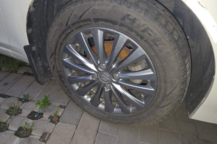 Used Suzuki Alivio 2015 1.6L Manual Comfort Model Right Front Wheel Hub