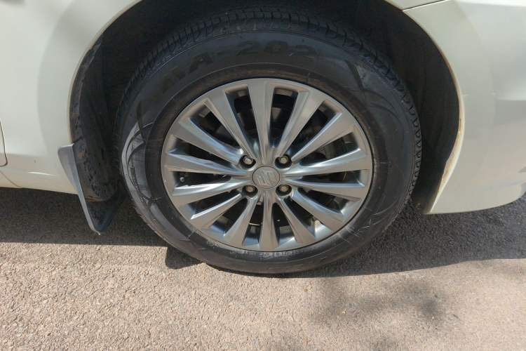 Used Suzuki Alivio 2015 1.6L Manual Comfort Model Right Front Wheel Hub