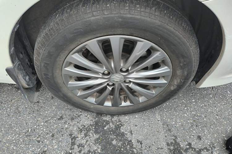 Used Suzuki Alivio 2015 1.6L Manual Comfort Model Right Front Wheel Hub