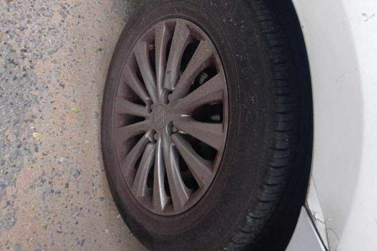 Used Suzuki Alivio 2015 1.6L Manual Comfort Model Right Front Wheel Hub