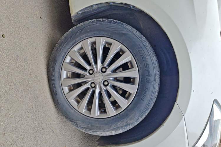 Used Suzuki Alivio 2015 1.6L Manual Comfort Model Right Front Wheel Hub