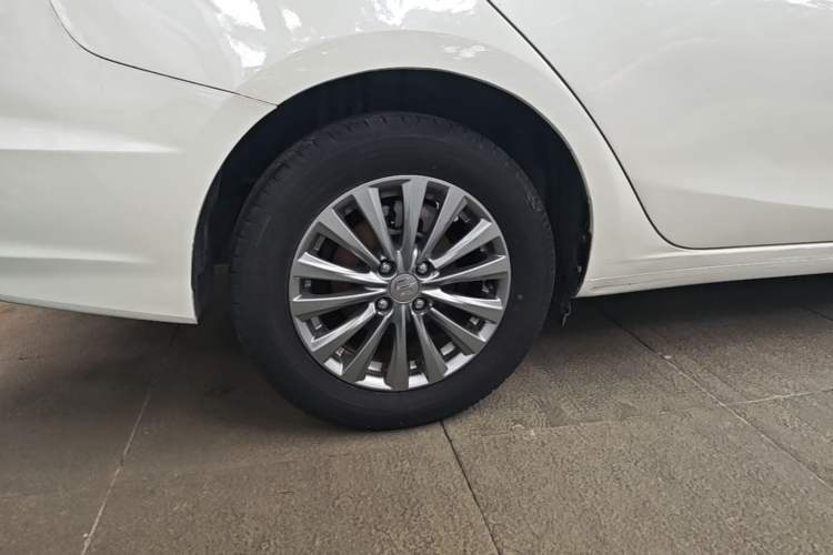 Used Suzuki Alivio 2015 1.6L Automatic Comfort Model Right Rear Wheel Hub