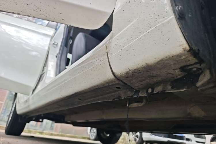 Used Suzuki Alivio 2015 1.6L Automatic Comfort Model Right Side Sill