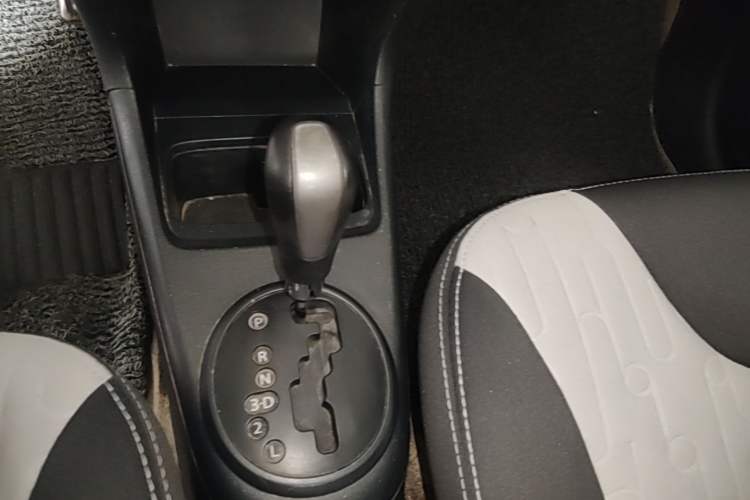 Used Suzuki Alto 2013 1.0L Automatic Luxury Model Gear Lever