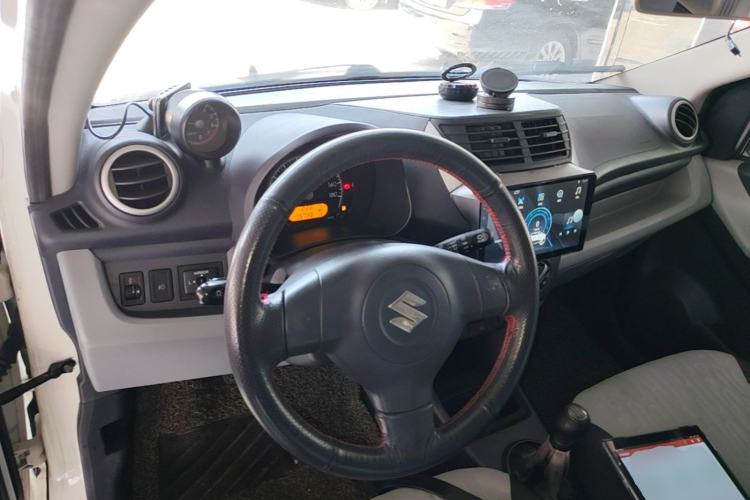 Used Suzuki Alto 2013 1.0L Manual Luxury Model Center Console