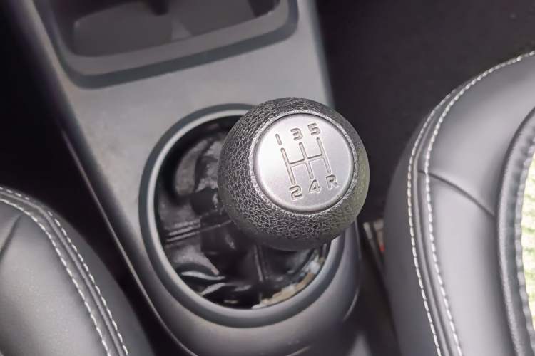 Used Suzuki Alto 2013 Revised Version 1.0L Manual Comfort Edition Gear Lever
