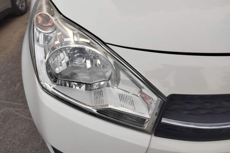 Used Suzuki Alto 2013 1.0L Automatic Luxury Model Right Front Headlight