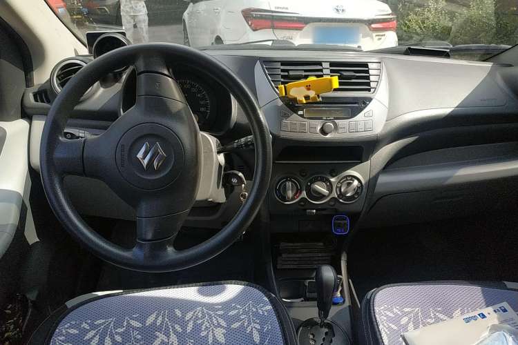 Used Suzuki Alto 2013 1.0L Automatic Luxury Model Center Console