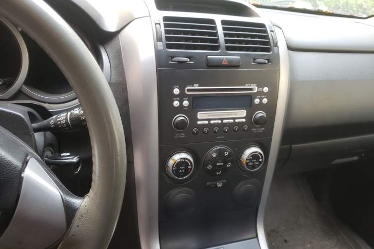 Used Suzuki Grand Vitara 2007 1.6 MT Standard Edition Audio And AC Panel