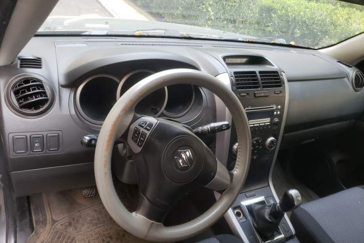Used Suzuki Grand Vitara 2007 1.6 MT Standard Edition Center Console
