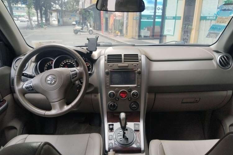Used Suzuki Grand Vitara 2008 2.4 AT JLX-EL 5-Door Version Center Console