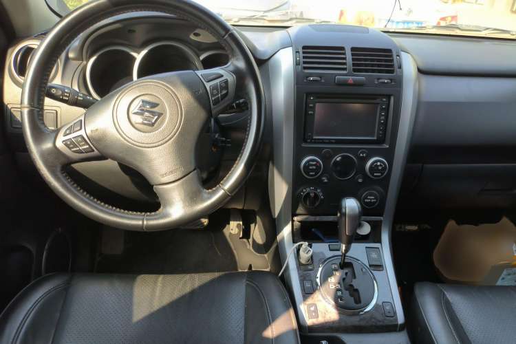 Used Suzuki Grand Vitara 2011 2.4 AT JLX-EL 5-Door Version Center Console