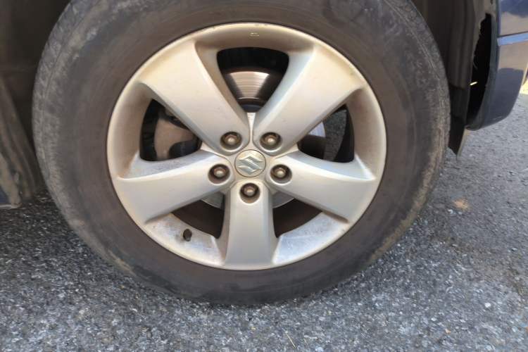 Used Suzuki Grand Vitara 2011 2.4 AT JLX-EL 5-Door Version Right Front Wheel Hub