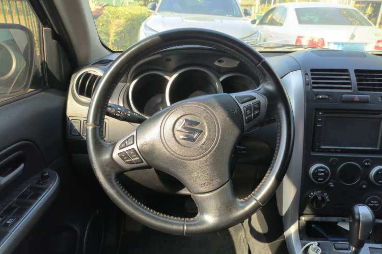 Used Suzuki Grand Vitara 2011 2.4 AT JLX-EL 5-Door Version Steering Wheel