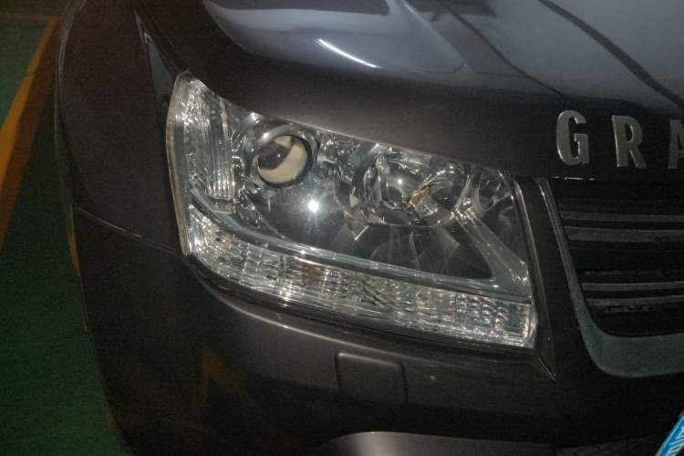 Used Suzuki Grand Vitara 2011 2.4 AT JLX-EL 5-Door Limited Edition Right Front Headlight