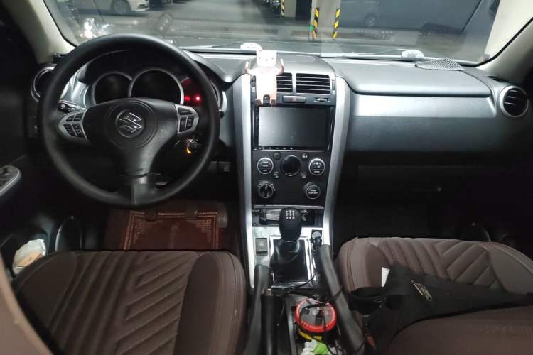 Used Suzuki Grand Vitara 2011 2.4 MT JLX-EL 5-Door Version Center Console