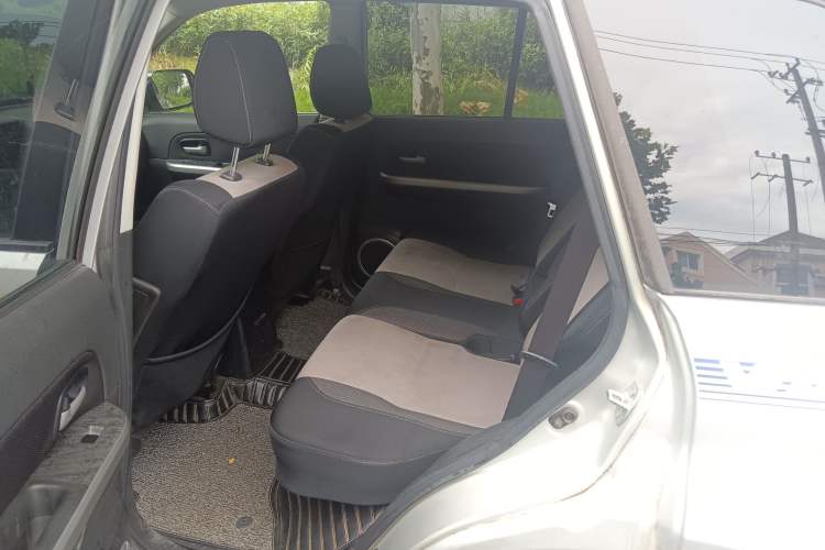 Used Suzuki Grand Vitara 2011 2.4 AT JLX-EL 5-Door Limited Edition Interior 4
